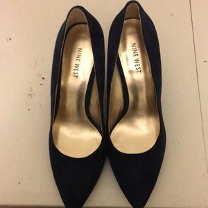 Suede navy pump
